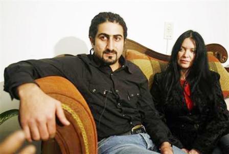 عمر بن لادن مع زوجته البريطانية زينة الصباح أثناء مقابلة مع رويترز